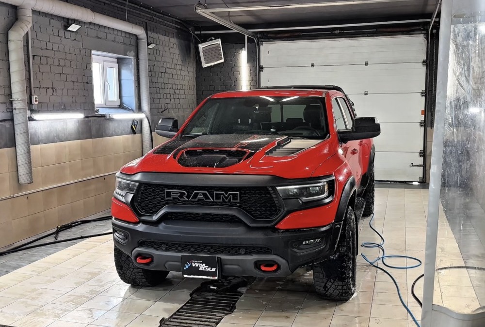 Двухфазная мойка автомобиля Dodge Ram TRX