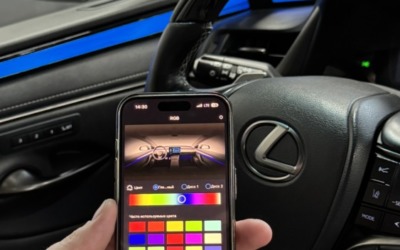 В салон Lexus ES 250 вместо штатных деревянных вставок установили контурную подсветку
