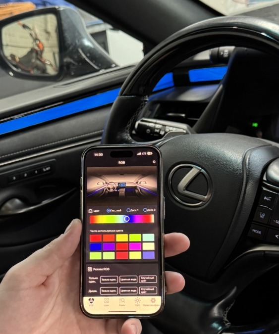 В салон Lexus ES 250 вместо штатных деревянных вставок установили контурную подсветку