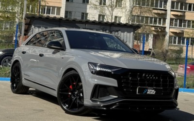 Оклейка Audi Q8 цветной полиуретановой пленкой цвета Nardo Grey, перешив руля и ручки КПП