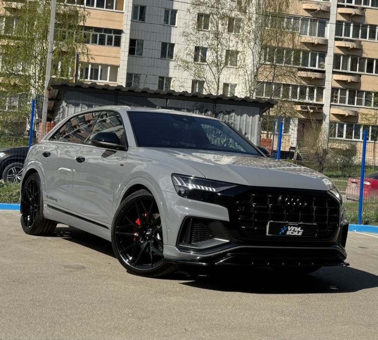 Оклейка Audi Q8 цветной полиуретановой пленкой цвета Nardo Grey, перешив руля и ручки КПП