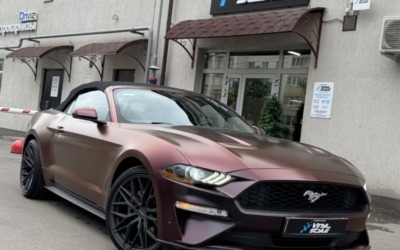 Оклейка автомобиля Ford Mustang цветной полиуретановой пленкой