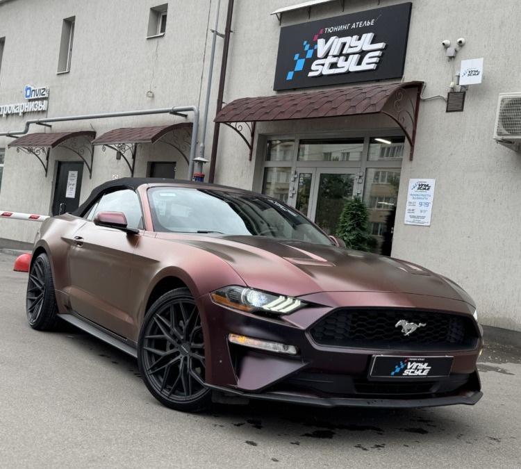 Оклейка автомобиля Ford Mustang цветной полиуретановой пленкой