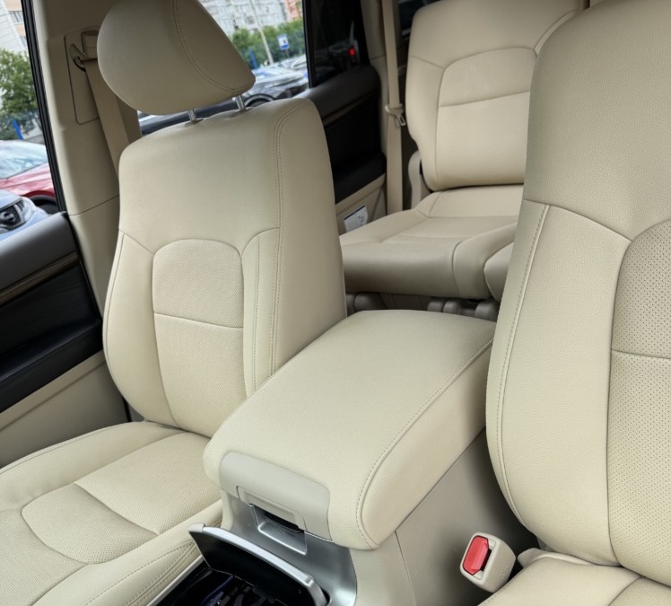 Перетяжка сидений Toyota Land Cruiser 200