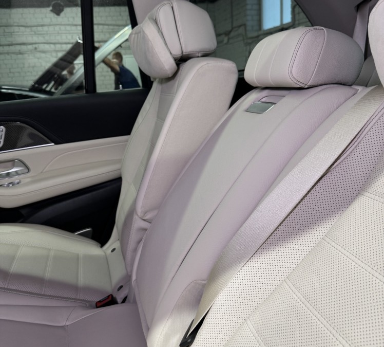 Изменили угол наклона спинок заднего ряда сидений Mercedes GLS