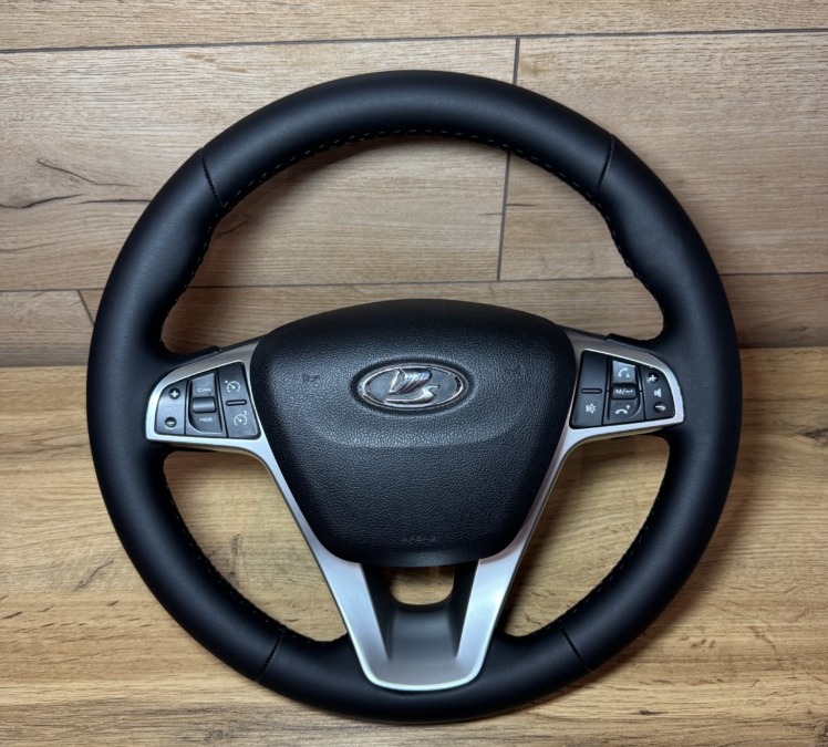 Перетянули резиновый руль Lada Vesta в экокожу