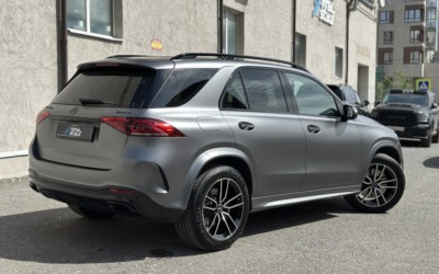 Mercedes GLE 300 — оклейка кузова цветной полиуретановой пленкой, замена решетки и антихром