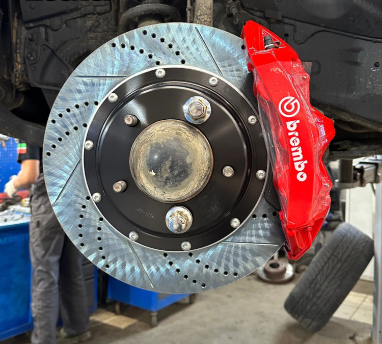 Установили 6 поршневую тормозную систему Brembo на Toyota Land Cruiser 200
