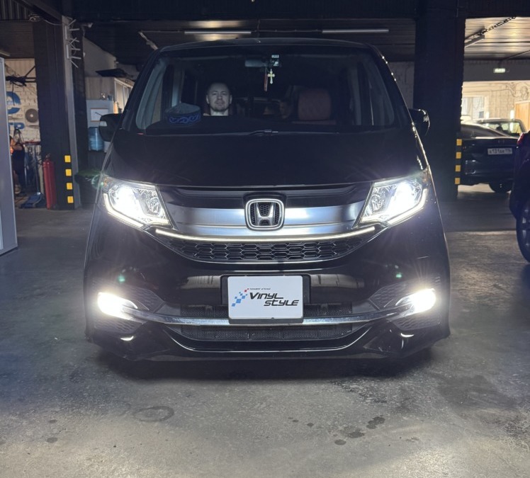 Honda Stepwgn — установка би-лед модулей, замена ламп в птф на светодиодные