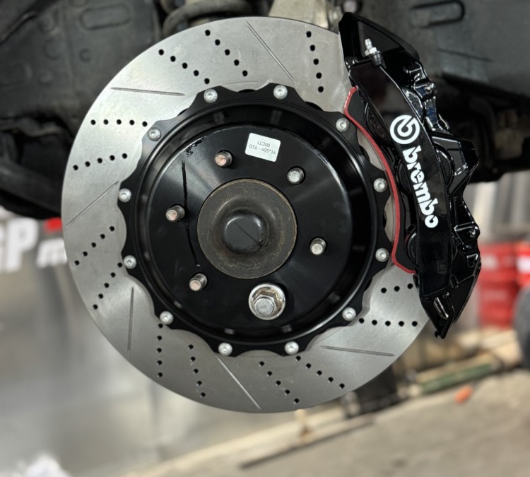 Заменили тормозную систему Toyota Land Cruiser 300 на усиленную от компании Brembo