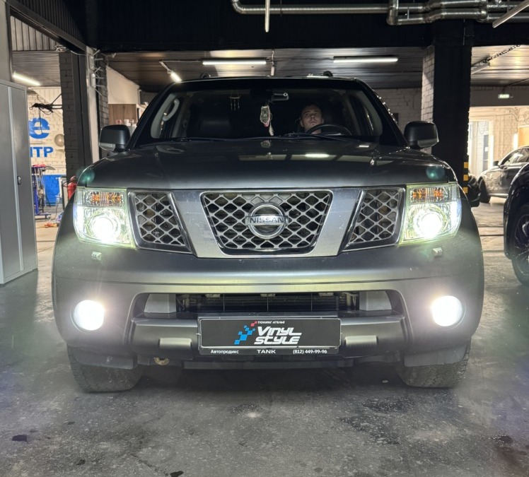 Nissan Pathfinder — установка би-лед модулей Aozoom A3 max, полировка и бронирование фар