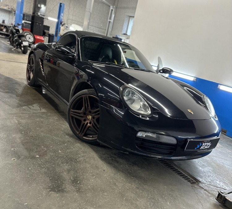Процесс ремонта вмятины на Porsche Boxter