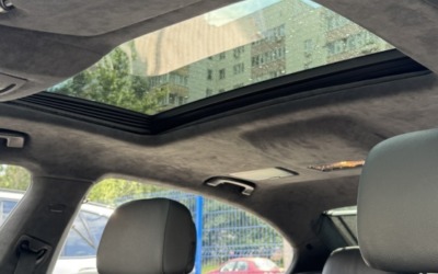 BMW 750 — перетяжка потолка, перетяжка шторки и стоек, покраска пластика