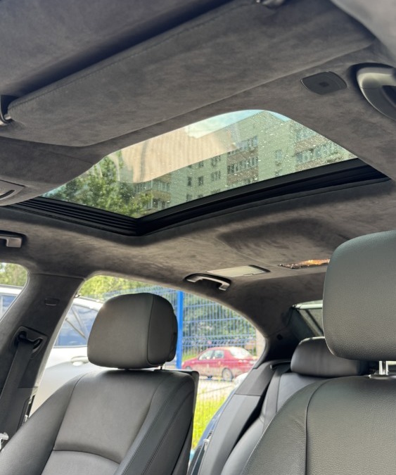 BMW 750 — перетяжка потолка, перетяжка шторки и стоек, покраска пластика