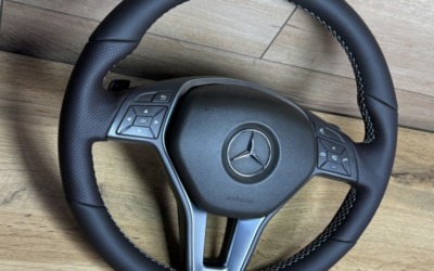 Перетянули уставший руль от Mercedes GLK под оригинал в кожу коричневого оттенка и заменили значок на новый