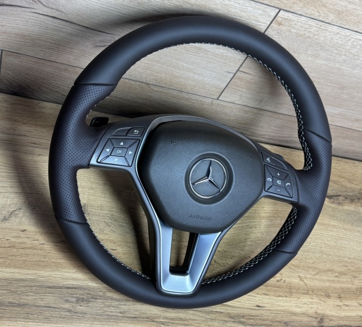 Перетянули уставший руль от Mercedes GLK под оригинал в кожу коричневого оттенка и заменили значок на новый