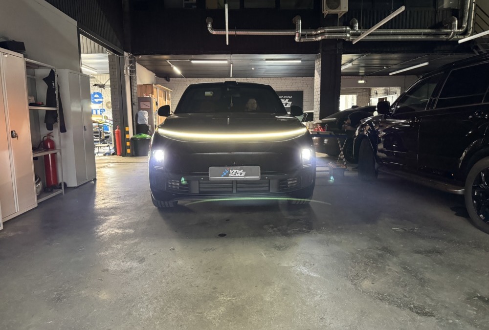 На LiXiang L9 установили специально разработанный для этой модели комплект bi led модулей