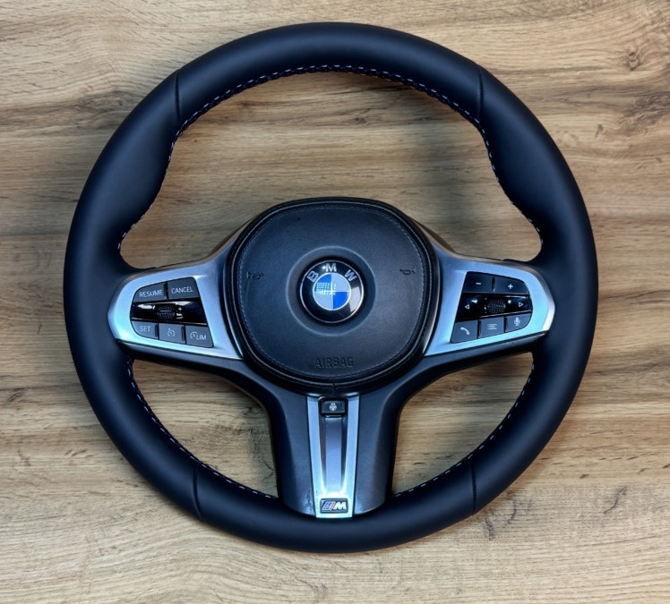 Перетянули руль от BMW 3 series в натуральную кожу с добавлением М-строчки