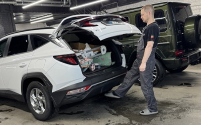 Hyundai Tucson 2022 года — установка электропривода крышки багажника с датчиком движения ноги