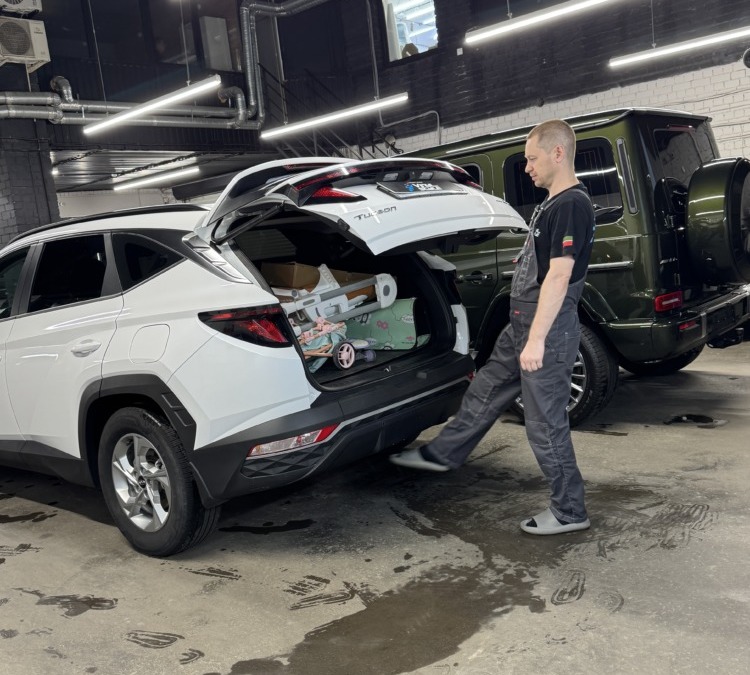 Hyundai Tucson 2022 года — установка электропривода крышки багажника с датчиком движения ноги