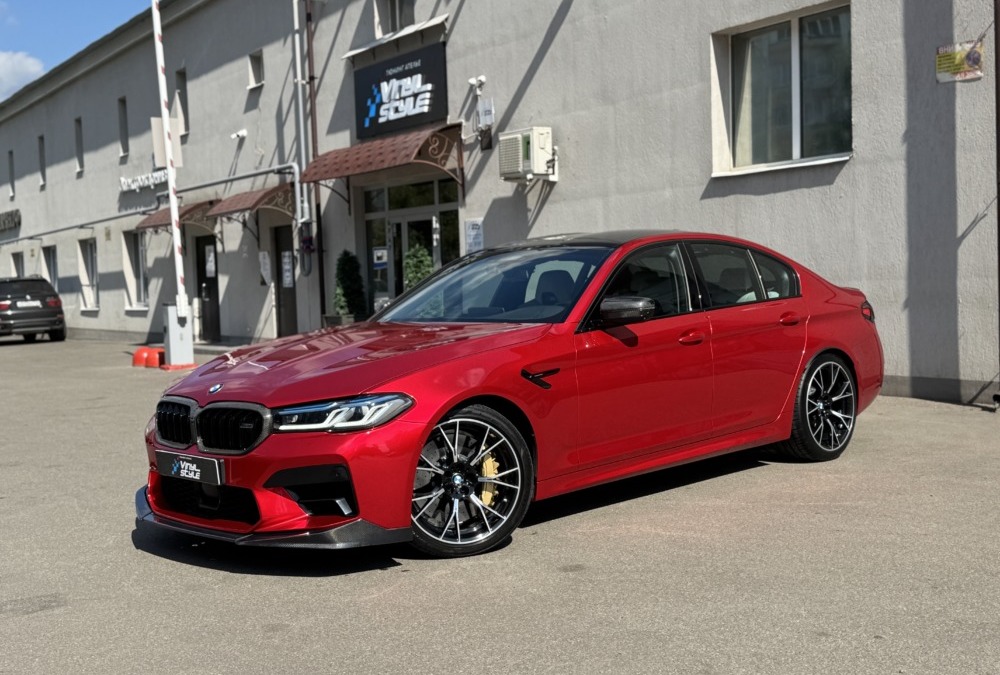 Оклейка автомобиля BMW M5 competition полиуретановой пленкой сочного алого оттенка