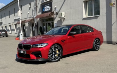 Оклейка автомобиля BMW M5 competition полиуретановой пленкой сочного алого оттенка