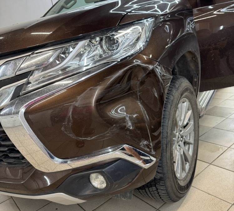 Ремонт вмятины на бампере Mitsubishi Pajero Sport