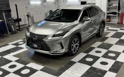 Штатное головное устройство Lexus RX 300 2021 года выпуска дооснастили системой кругового обзора 360°