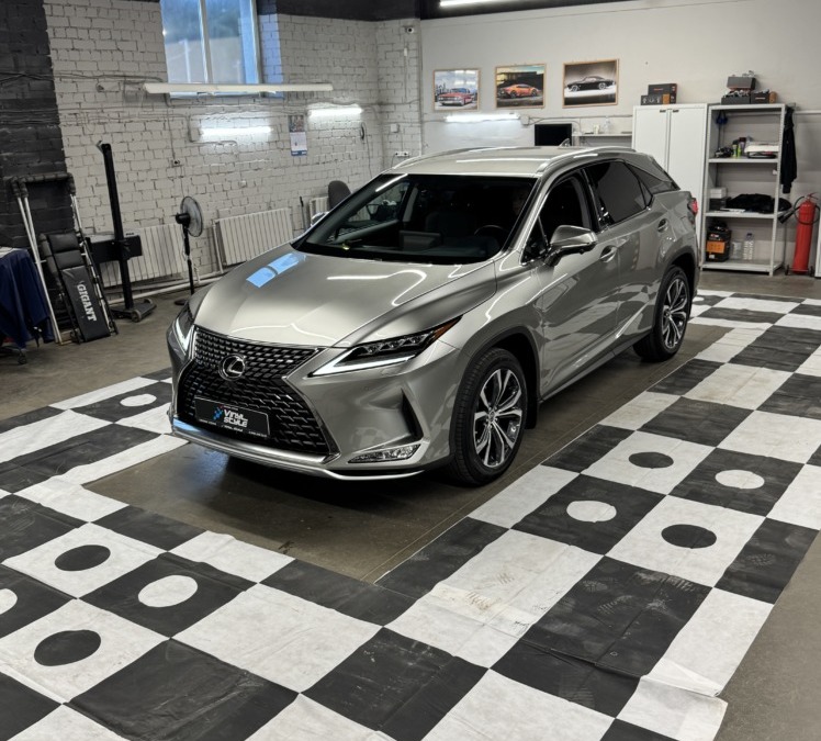 Штатное головное устройство Lexus RX 300 2021 года выпуска дооснастили системой кругового обзора 360°