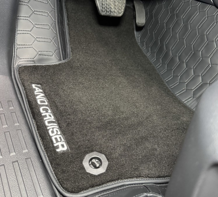 Пошив кожаных 3D ковров в комплекте с ворсовыми для автомобиля Toyota Land Cruiser Prado