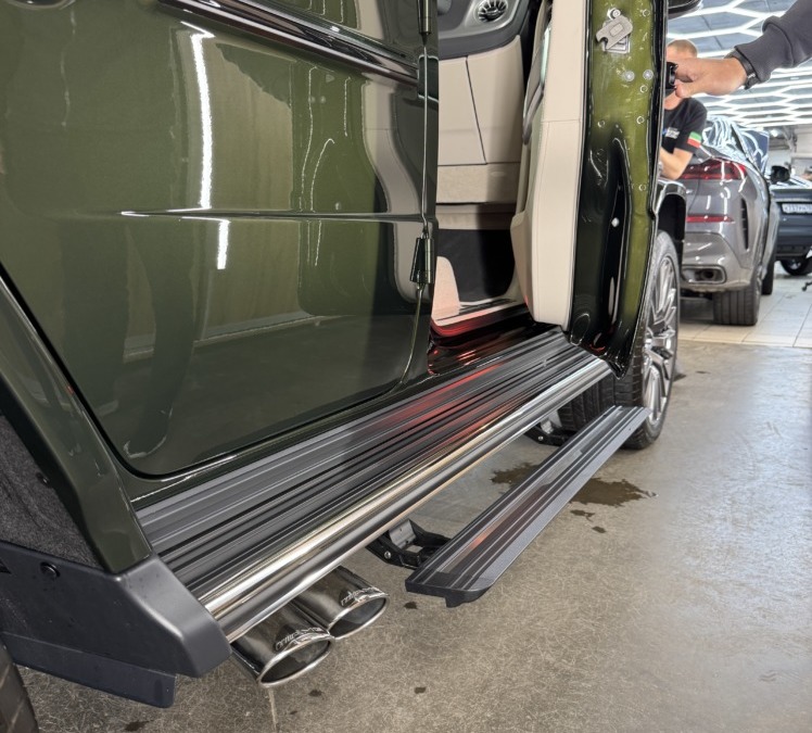 Установили выдвижные пороги на Mercedes G-class