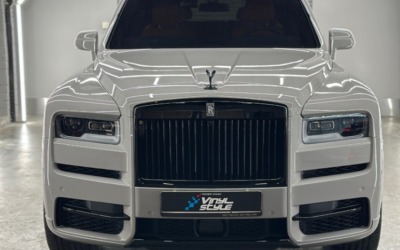 Преображение Rolls-Royce Cullinan в серию Black Badge