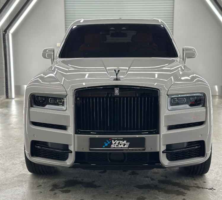 Преображение Rolls-Royce Cullinan в серию Black Badge