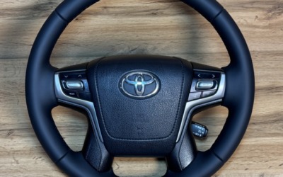Перешив руля Toyota RAV4 с использованием натуральной кожи с небольшим утолщением
