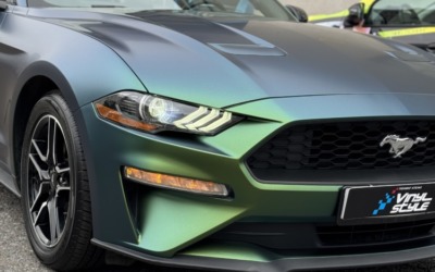Оклейка кузова автомобиля цветной полиуретановой пленкой Ford Mustang