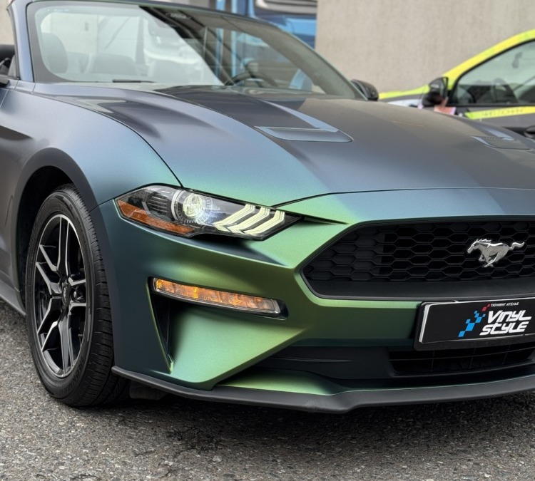 Оклейка кузова автомобиля цветной полиуретановой пленкой Ford Mustang