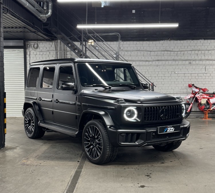 Бронирование Mercedes Benz G class матовой пленкой, установка порогов, пошив ковров в салон