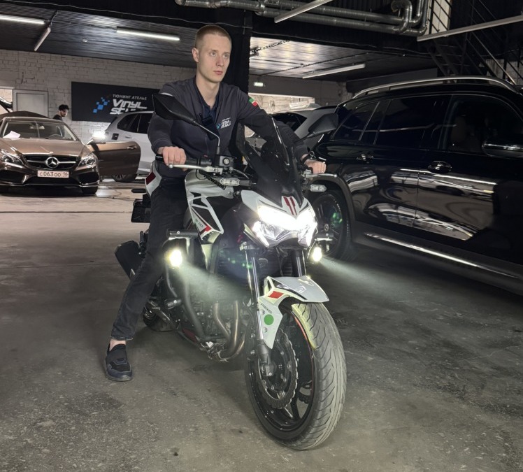 Мотоцикл Kawasaki Z900 — установка би-лед модулей