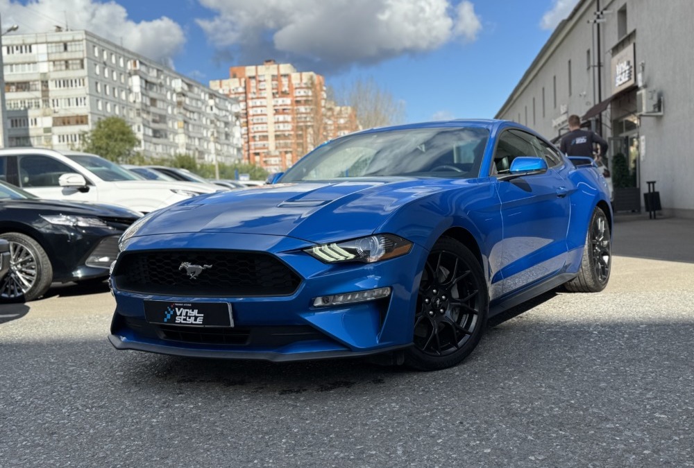 Оклейка Ford Mustang — глянцевой полиуретановой плёнкой
