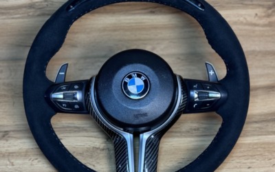Руль от BMW X6 M перетянули под оригинал в алькантару с добавлением M строчки