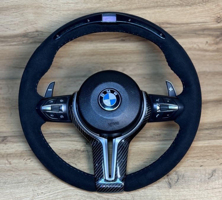 Руль от BMW X6 M перетянули под оригинал в алькантару с добавлением M строчки
