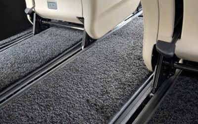 Mercedes V-class — отшили комплект ворсовых ковров и установили доводчики дверей