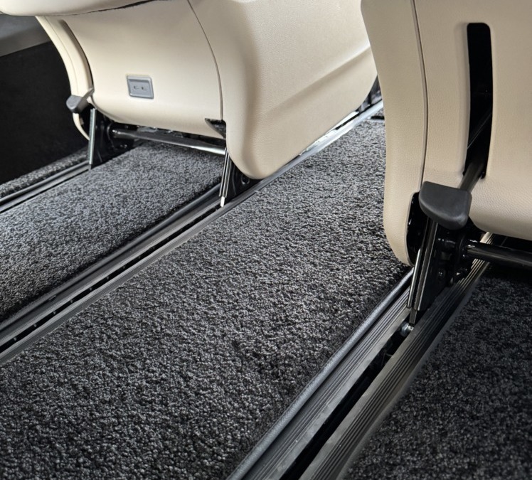 Mercedes V-class — отшили комплект ворсовых ковров и установили доводчики дверей