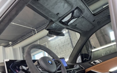 На BMW X5 перешили потолок в алькантару цвета антрацит