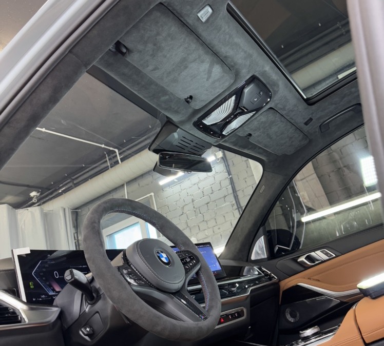 На BMW X5 перешили потолок в алькантару цвета антрацит