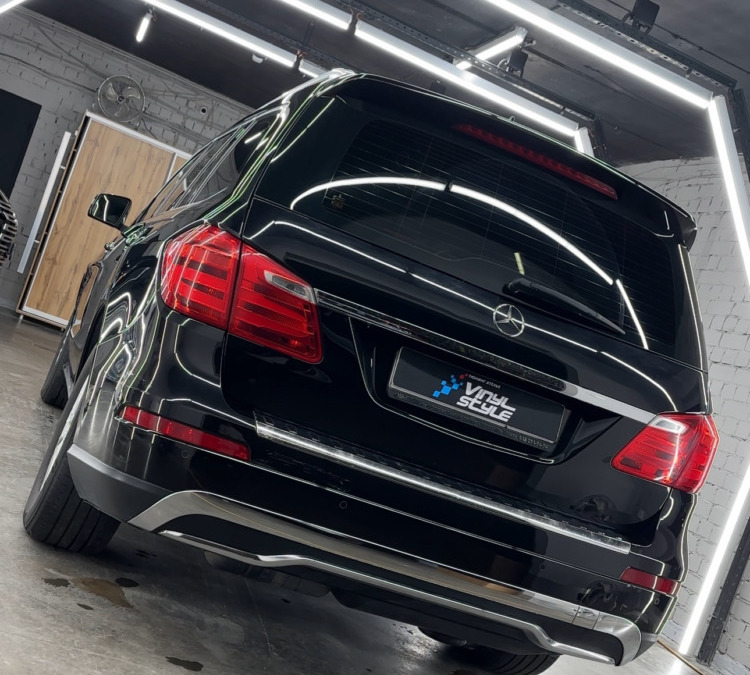 Mercedes GL — выполнили антихром далее отполировали кузов и покрыли керамикой