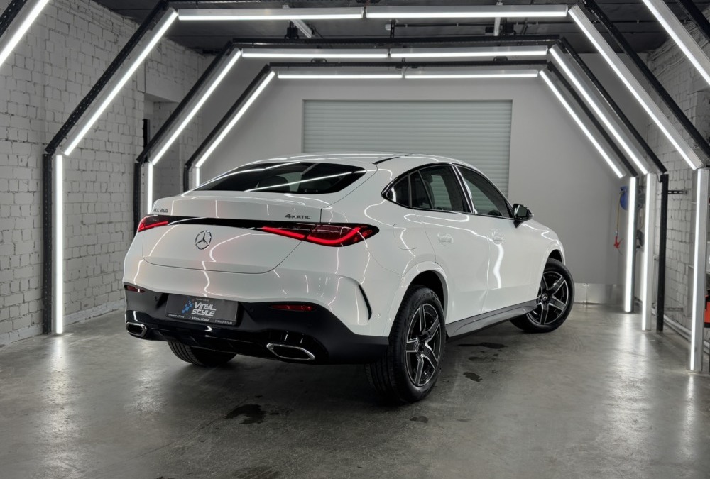Mercedes GLC Coupe — оклейка белой матовой пленкой с розовыми переливами