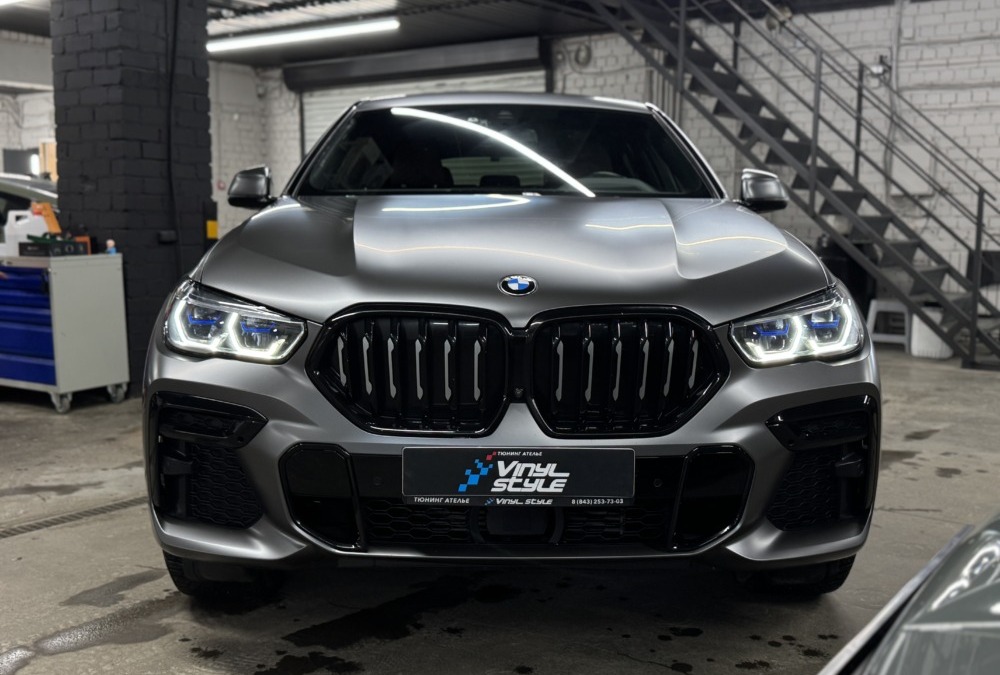 Оклейка автомобиля BMW X6 цветной полиуретановой пленкой