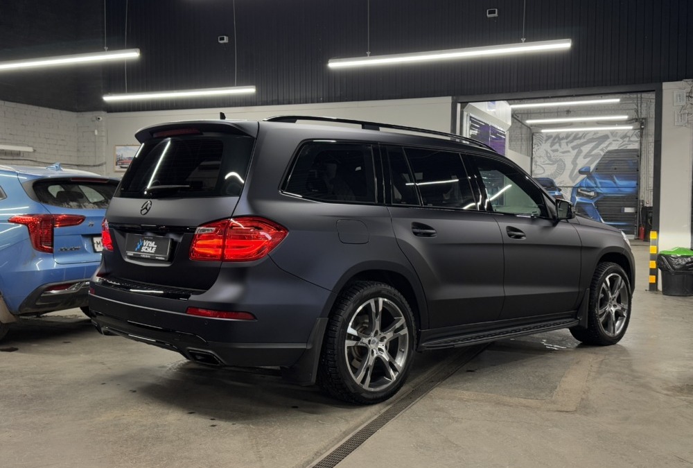 Mercedes GL 400 — оклейка автомобиля матовой темно-синей пленкой, выполнили антихром