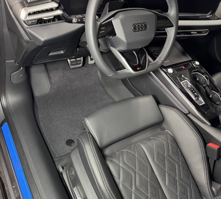 Пошив комплекта ковров в салон автомобиля Audi A5